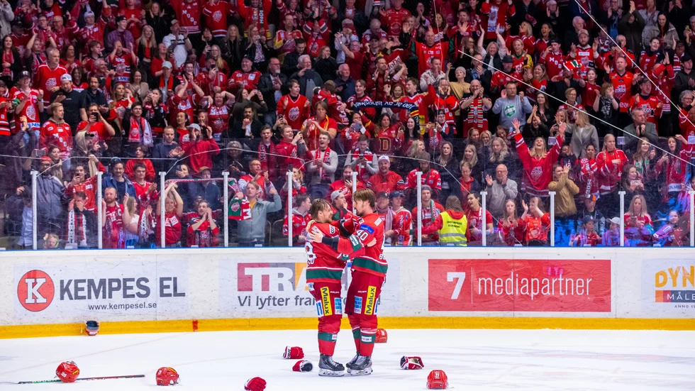 Modos David Bernhardt (40) och Mikkel Aagaard firar framför Modosupportrarna.