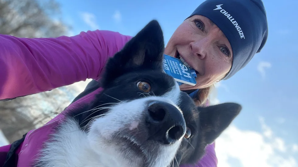 Stina Dolk tillsammans med sin hund Flow.