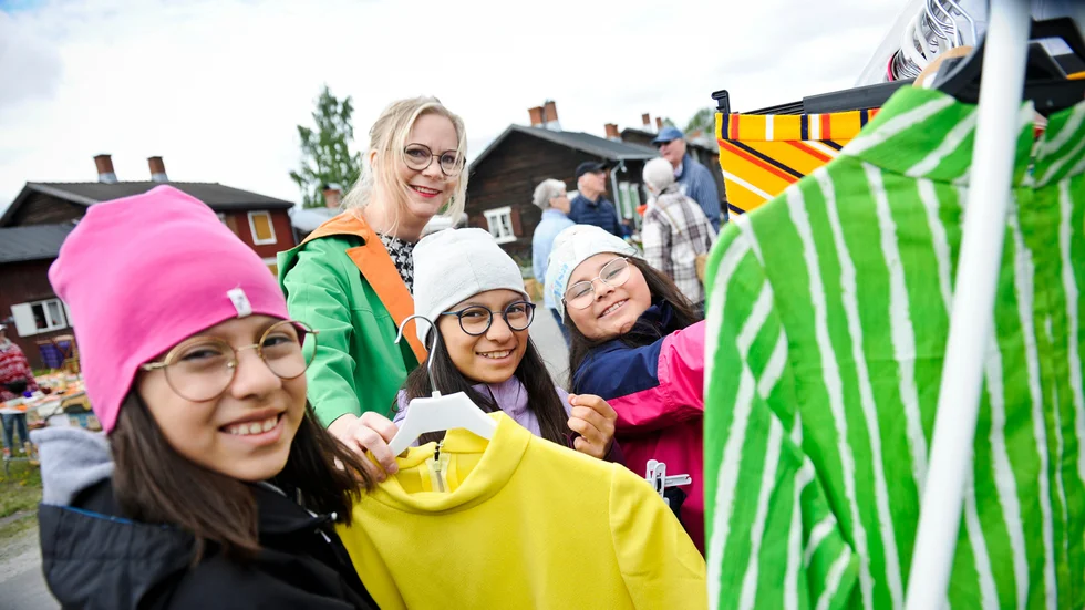Charlotte Gil Pechene, Thea Conta och Janis Conta tog en titt på Katarina Hurtigs färgglada kläder som hon sålde på retromarknaden i Bonnstan.
