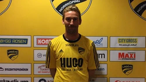 Förlänger. Philip Forsström skrev på nytt kontrakt.