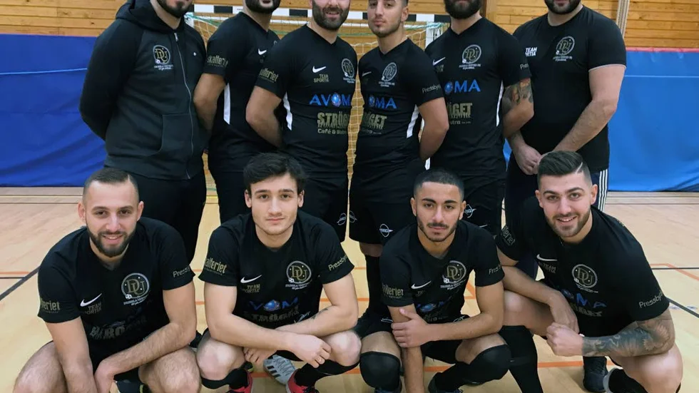 Efter tre turneringar utsocknes är nu nya Motalaklubben Dribbla United redo för turneringar på hemmaplan. Kristberg cup väntar närmast, och sedan Boren futsal cup. Men Dribbla brinner lika mycket för sitt samhällsprojekt som för att vinna.