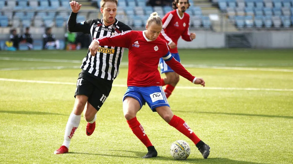 Daniel Andersson, till vänster, i matchen mot sitt gamla lag Sleipner.