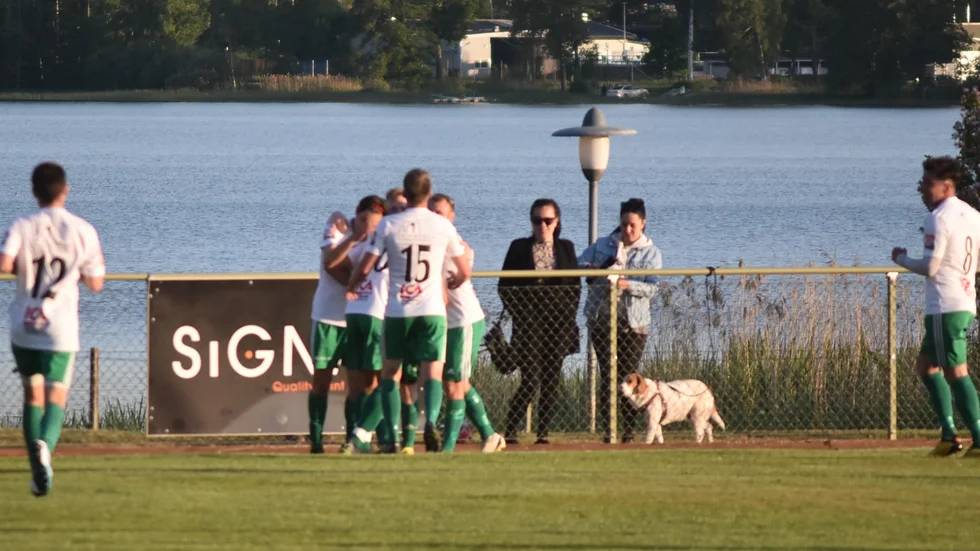 Hultsfreds FK firar sitt 2–0-mål mot Tranås. Till slut blev det ändå "bara" en poäng.