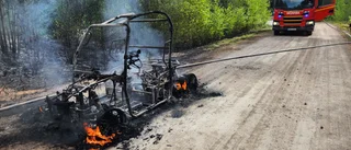 Fyrhjuling brinner i Nattberg - elden spred sig till terrängen