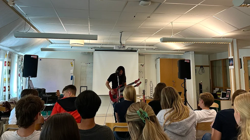 På onsdagen 7 juni höll Douglas tre lektioner med tre klasser i årskurs 8.