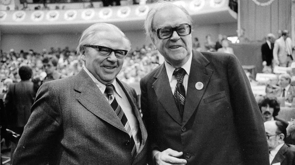 Tage Erlander talade om "de stigande förväntningarnas missnöje". Här tillsammans med Gunnar Sträng på Socialdemokraternas kongress 1978.