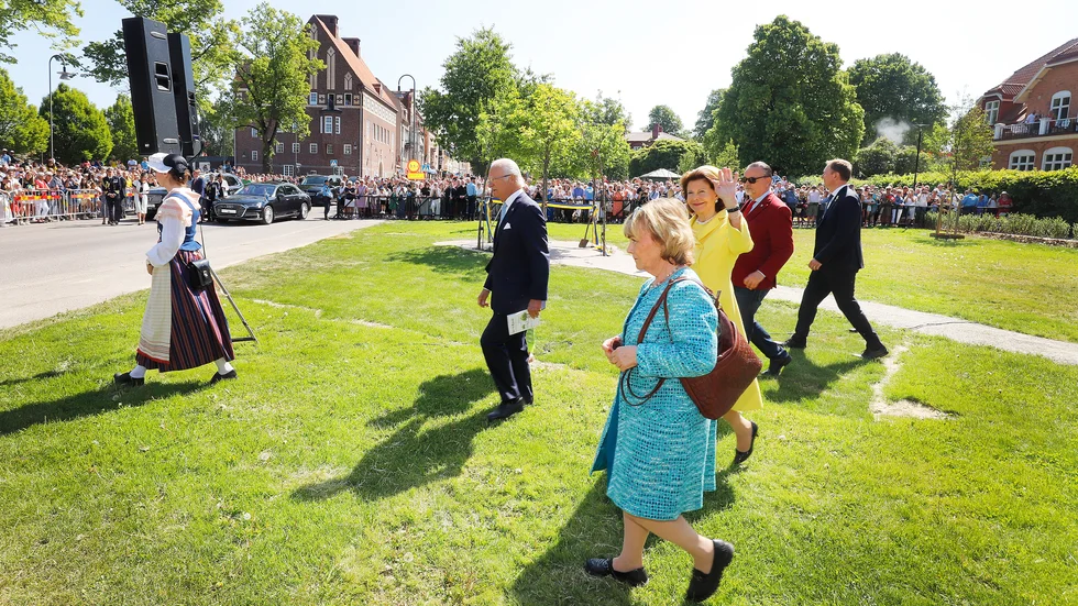 Invigning av Knutte Westers konstverk Sammanflätade i Källparken är avklarad och kungaparet styr mot Västervikstorget.