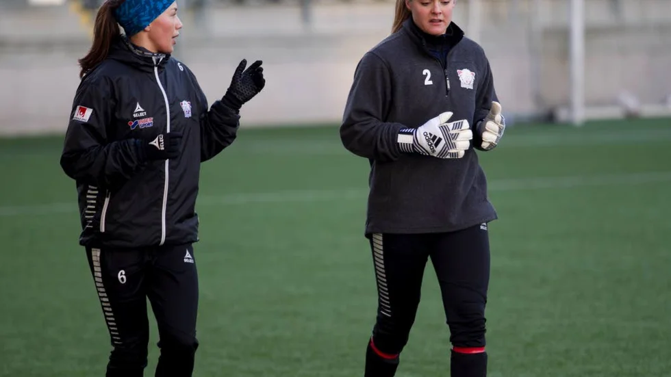 Nyförvärv. Elin Landström och Hilda Carlén i joggande samspråk på Linköping arena.