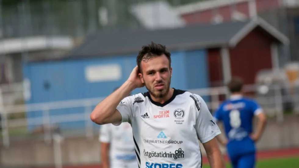 Besviken. Eldin Lugonja var rejält besviken efter matchen. Innan han hoppade in i duschen satt han bara på en stol och stirrade, med blicken långt ner i korridoren.