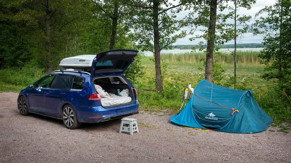 Cristophs och Steffis bil. Med den reser de runt i Sverige och sover över på de platser som fått höga betyg i appen.