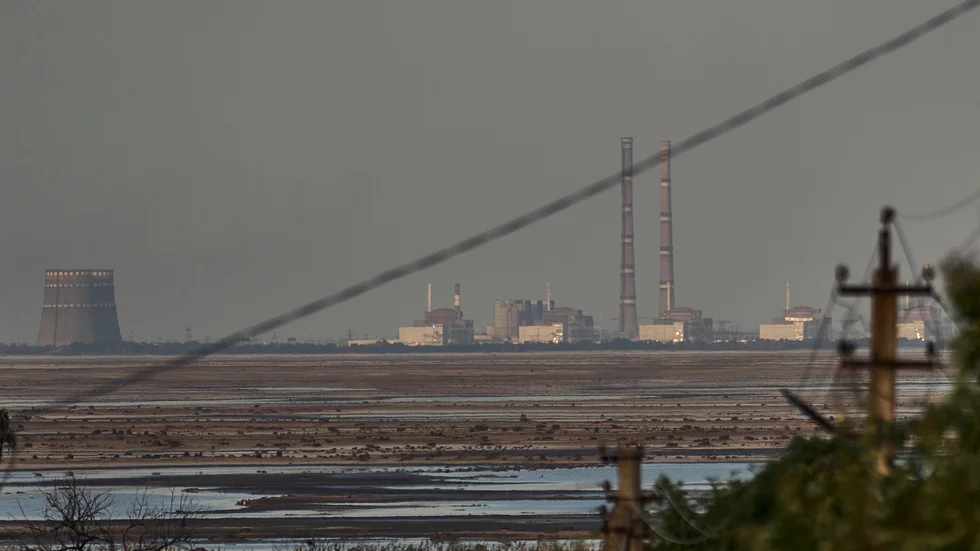 Kärnkraftverket i Zaporizjzjas län är det största i Europa. I förgrunden ses dess reservoar, som tömts efter den stora dammkollapsen i Dnepr. Arkivbild.