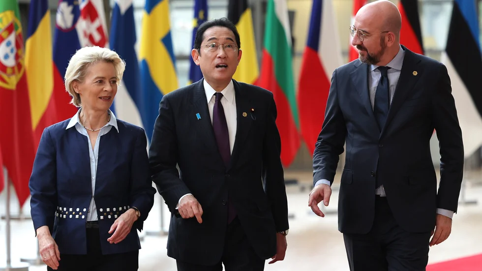 EU-kommissionens ordförande Ursula von der Leyen, Japans premiärminister Fumio Kishida och EU:s rådsordförande Charles Michel på väg in till torsdagens toppmöte i Bryssel.