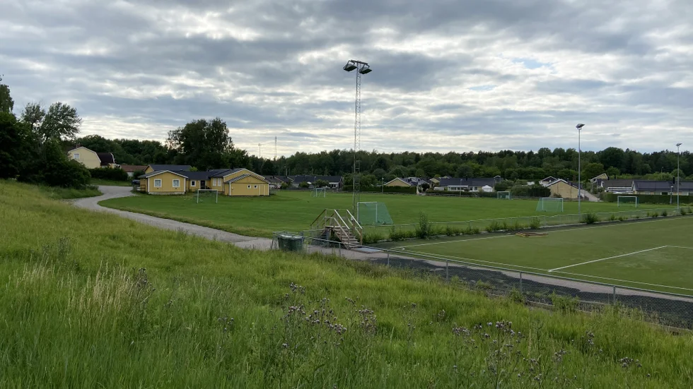 Mitt i Mesta finns flera fotbollsplaner. Via ett utskick från skolan varnas det nu för att äldre ungdomar söker upp barn vid planerna.