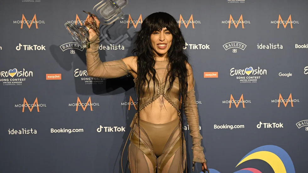 Loreen med segerpokalen efter att hon vunnit årets final i Eurovision Song Contest i Liverpool. Nästa år arrangeras tävlingen i Malmö. Arkivbild.