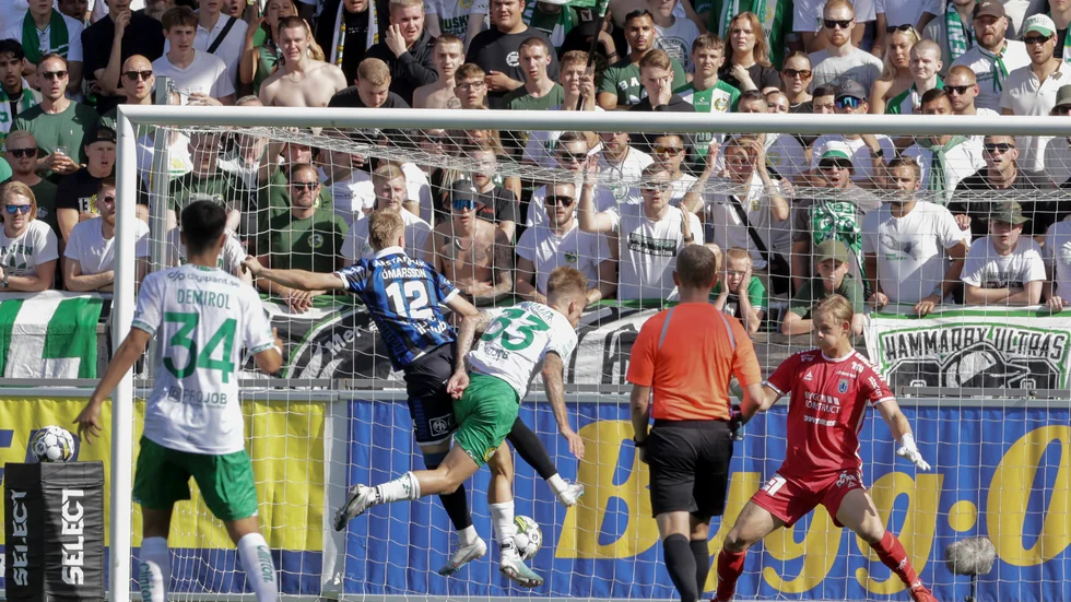 Fredrik Hammar vräker sig fram och gör 2–1 för Hammarby borta mot Sirius.