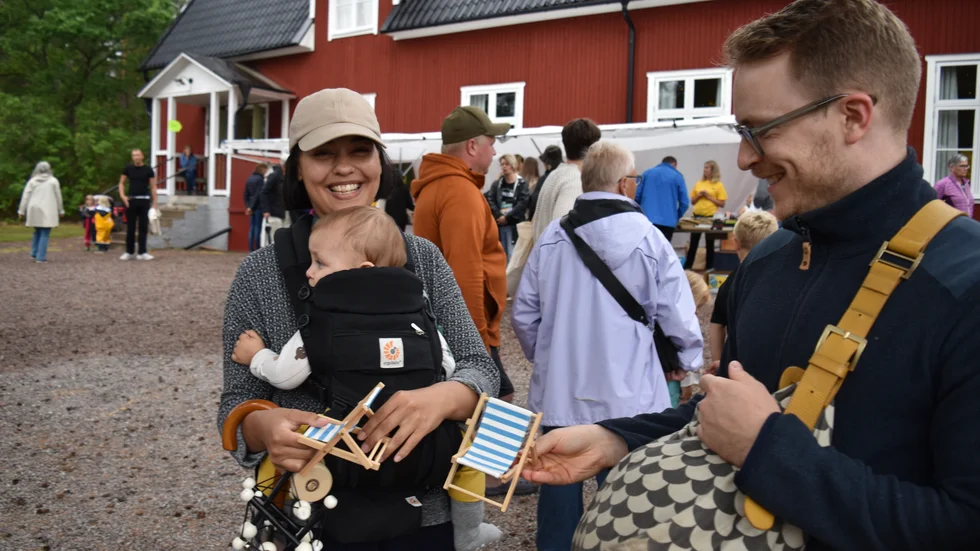 Sofi Lindstrand och Niklas Sagrén fyndade leksaker till sonen Finn, snart ett år. De är från Stockholm, men har lantställe i närheten.