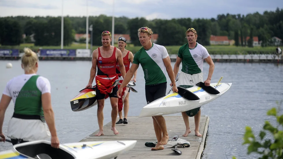 Dennis Kernen och Karl Brodén har precis tagit SM-guld på 1000 meter. På bryggan på väg upp för att väga kanoten möter duon Rebecka Georgsdotter och Vendela Kühne, som tog brons på samma distans.