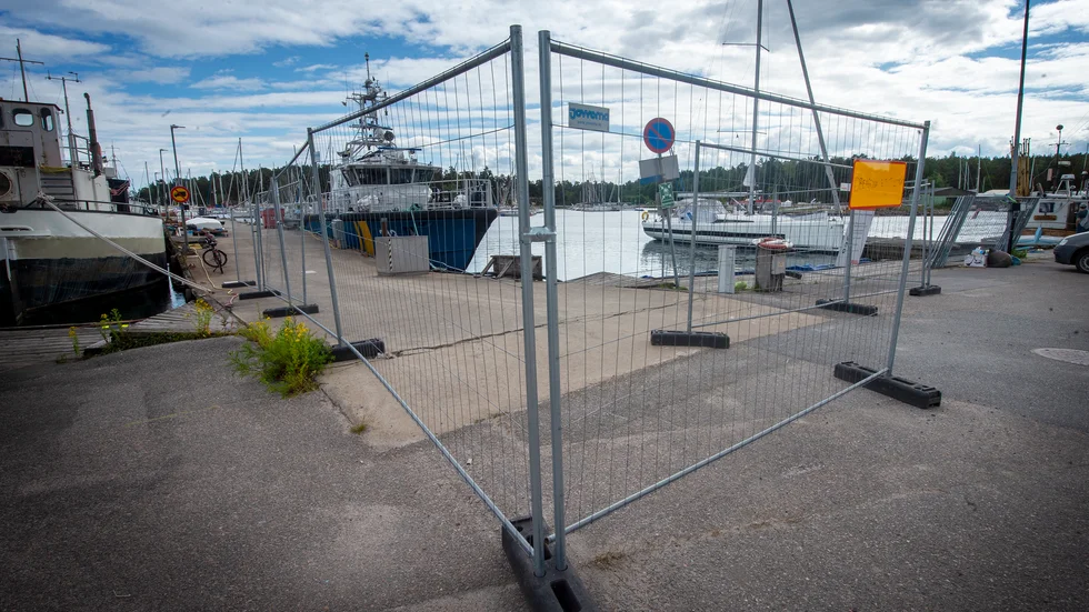 

Stängsel har satts för den trasiga piren.