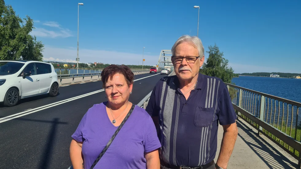 "Bergnäsbron är sämre nu än på många år. Det är med fasa jag kör över bron efter att den asfalterats om", säger Berth Hann, här tillsammans med Ann Stålnacke-Hann