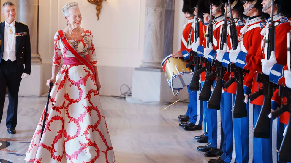 Drottning Margrethe av Danmark inspekterar hedersvakten på Amalienborgs slott i Köpenhamn i juni i år. Arkivbild.