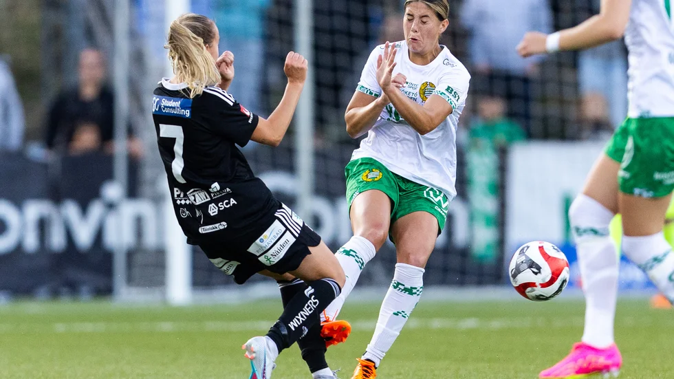 Kyra Cooney-Cross kom in sent i duellen med Sara Eriksson.