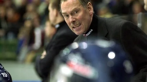Torgny Bendelin har inte sett en LHC-match sedan han fick sparken i våras. I går gjorde han det från båset som nygammal tränare.                                                                       Bild: PRESSENS BILD