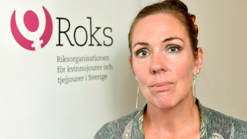 Roks, Riksorganisationen för kvinnojourer och tjejjourer i Sverige, leds av numera av Jenny Westerstrand.  
