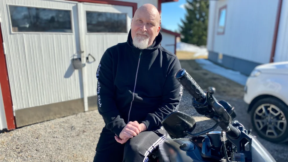 Vår och paus i cancerbehandlingen, då har Per "Pelle" Huhta tagit fram hojen och gör det bästa av livet. Men samtidigt lever han med en dödlig sjukdom.
