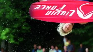 Wakeboard är stor underhållning. Här syns Martin Johanssons spektakulära volt som gladde den stora publiken längs