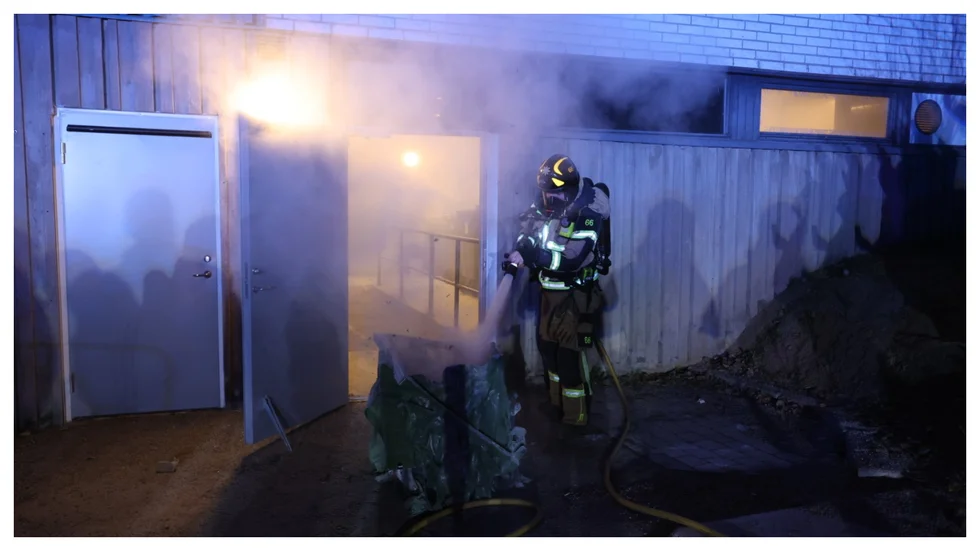 SOS larmades om en brand i ett flerfamiljshus. När räddningstjänsten kom fram visade det sig vara en container som brann i ett soprum.