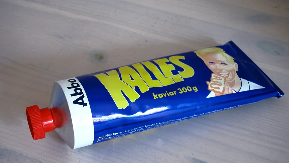 Det är nog snarare kaviar i smöret lite för ofta är en stor plötslig smäll som kan få demokratin att falla ihop. Ungefär så resonerar Stig-Björn Ljunggren i detta söndagskåseri. Läs artikeln så förstår du mer! 