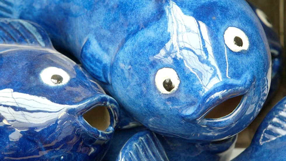 Fiskar, får, zink, betong och terrakotta är vad vi ska ha i våra trädgårdar och på balkongerna, tycker försäljarna. Och det får gärna gå i blått. Den som tycker att en firre är för trist kan pynta med Harry Potter och Marilyn Monroe i stället. Och den som vill spara pengar letar upp något gammal rostigt kärl att plantera blommorna i.
