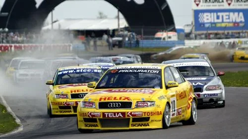 Trångt in i pariser- kurvan. Fredrik Ekblom leder STCC före Tobias Johansson och Janne "Flash" Nilsson. Längre bak i fältet åker bilarna ut i parti och minut.