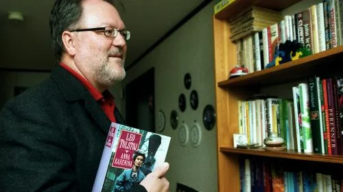 Karl-Axel Pettersson-Molinder fyller gärna på bokhyllan därhemma.