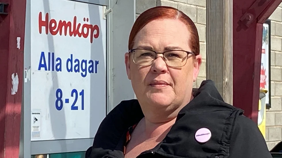 Ingela Fors, skyddsombud på Handelsanställdas förbund är på väg in på Hemköp i Vagnhärad för att prata med personalen om det rådande läget.