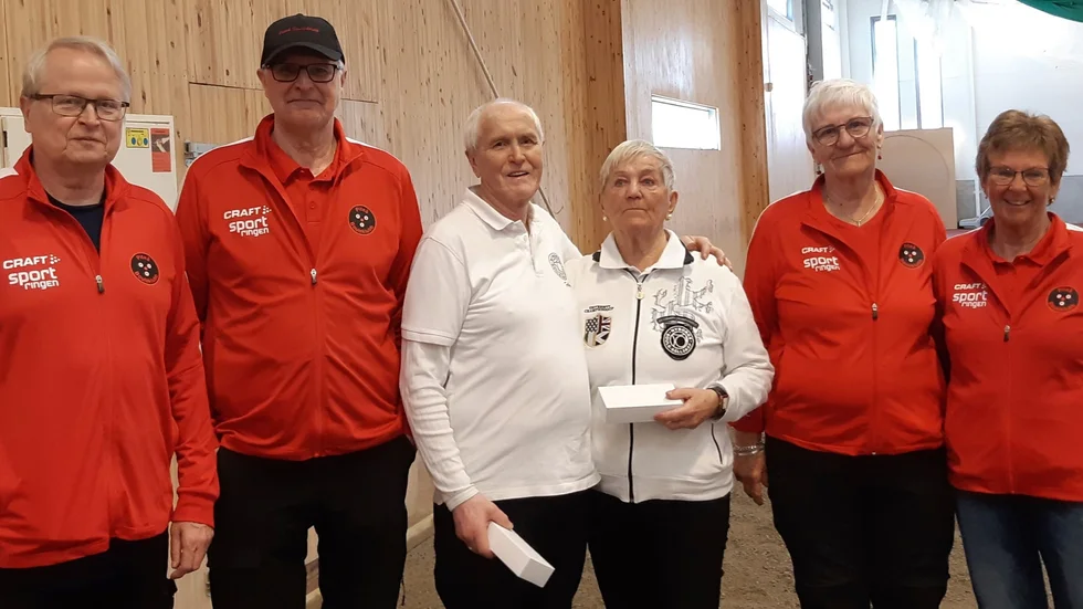 Från vänster: tvårona Staffan Berglund och Stefan Öqvist (Piteå), vinnarna Folke och Airi Johansson (Nyborg) och treorna Gun Hällgren och Gunilla Berglund (Piteå).