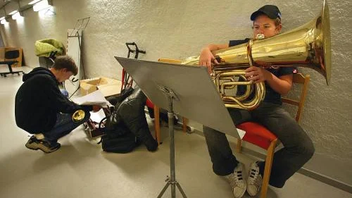 Musikskoleeleverna Marwin Erkers (t h) och Anders Larsson tränar i korridoren inför en övning med ungdomsorkestern. Vad de inte vet är att barn- och utbildningsnämnden i samma ögonblick beslutar att kommunen ekonomiskt ska ta sin hand ifrån musikskolan.