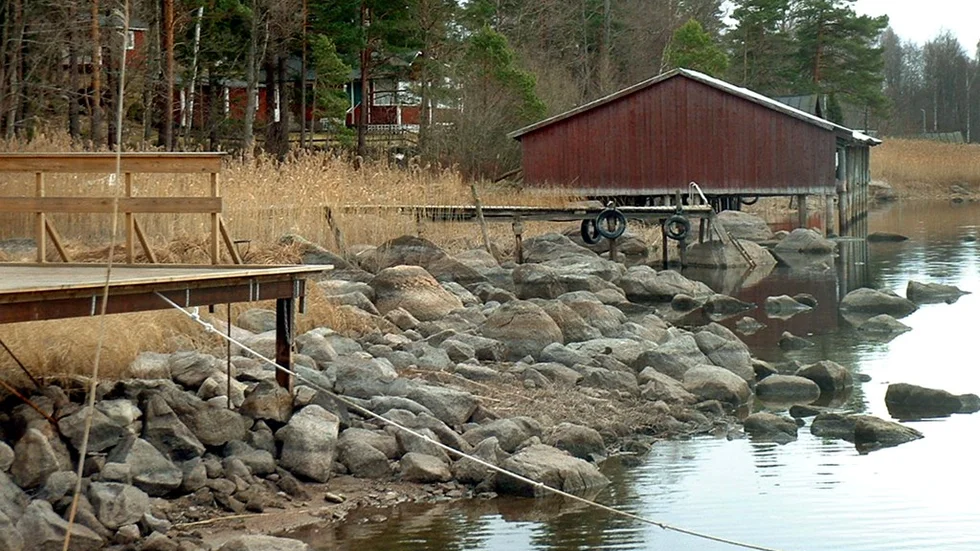 I Laxberg, liksom på de flesta ställen runt Sommen, ligger bryggorna obrukbara till följd av det låga vattenståndet i sjön.