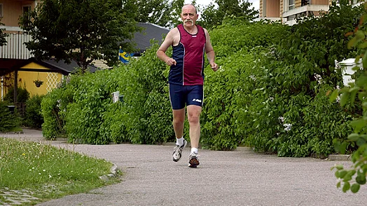 Leif Svensson från Linghem springer i morgon sitt 94:e maratonlopp. Han har bland annat deltagit i samtliga 24 Stockholm Marathon som avverkats under åren. Bild: MIA KARLSVÄRD
