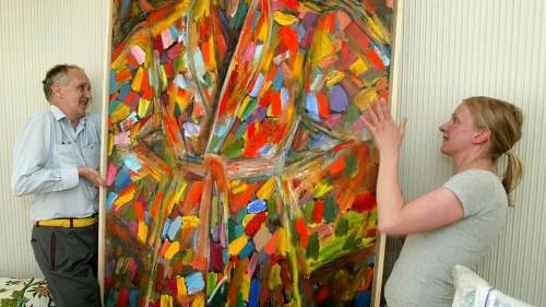En målning av amerikanen Jim Dine. Det kräver tid och möda att ta åt sig den moderna konsten menar Ebba Setterblad (t h). Till vänster Björn Wetterling.