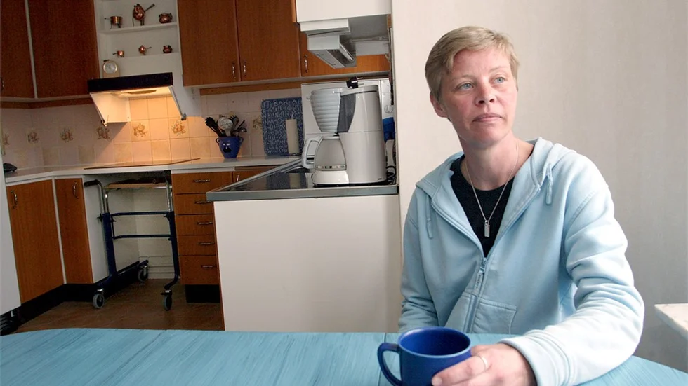 Köket är litet men med svängrum mitt på golvet och plats för hjälpmedel under spishällen. Bild: PIA MOLIN