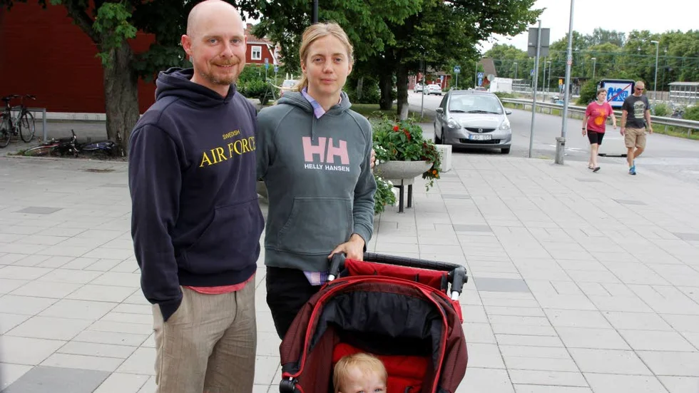Knivstaborna Calle och Emma Wahlin tycker att vägmärket för gångfartsområdet är tydlig i sig. Men påpekar: "Området är inte optimalt byggt. Det känns felbyggt, specielt för biltrafikanter." I vagnen Ebba, 1,5 år.