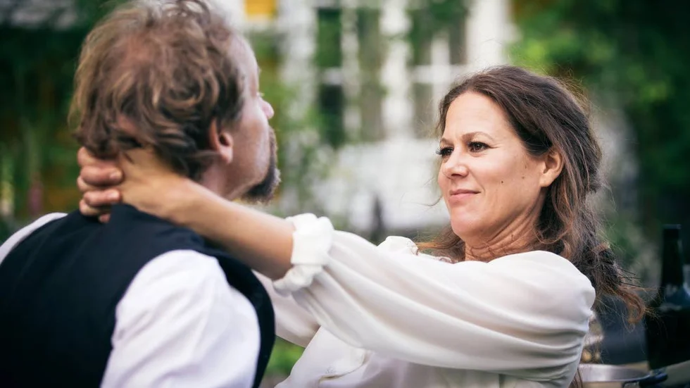 Sinnligt drama. Matias Silvells Jean och Tina Råborgs Julie i Kullehusteaterns sinnliga uppsättning av "Fröken Julie".