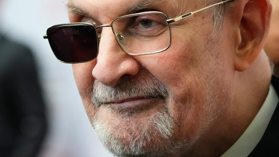 Författaren Salman Rushdie tar emot Pen-pris för århundradets mod i New York.
