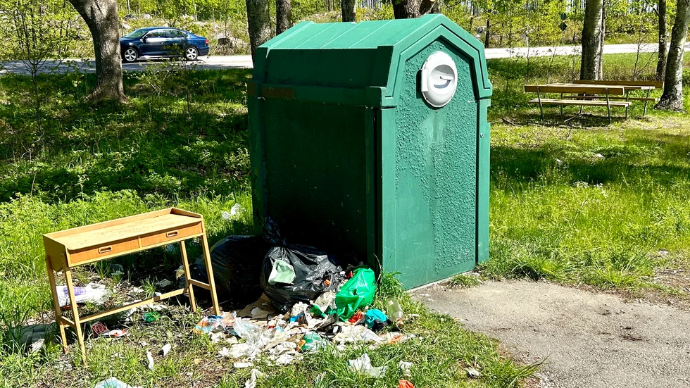Sopor har dumpats vid infarten till Håkanstorp. 