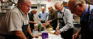 Matglada män fixar middag tillsammans