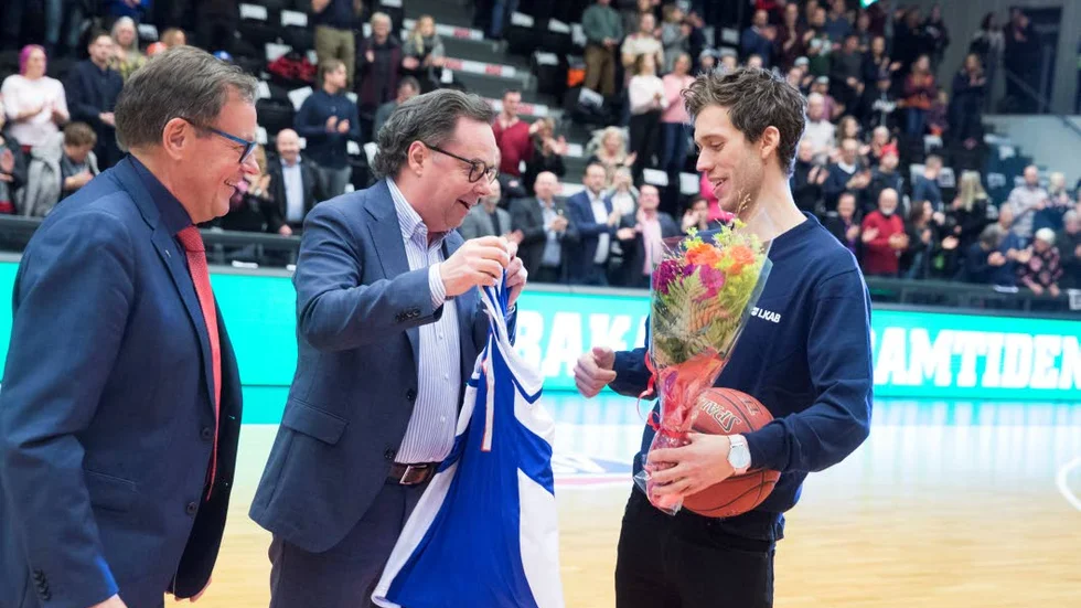 Klubbdirektören Lars Mosesson lämnade över ett matchlinne till Marcus Hellner.