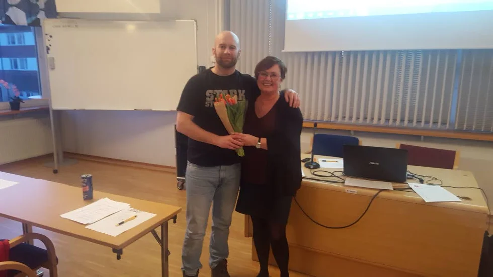 Socialdemokraterna. Tidigare ordförande Claes Danell och nya ordföranden Birgitta Larsson.