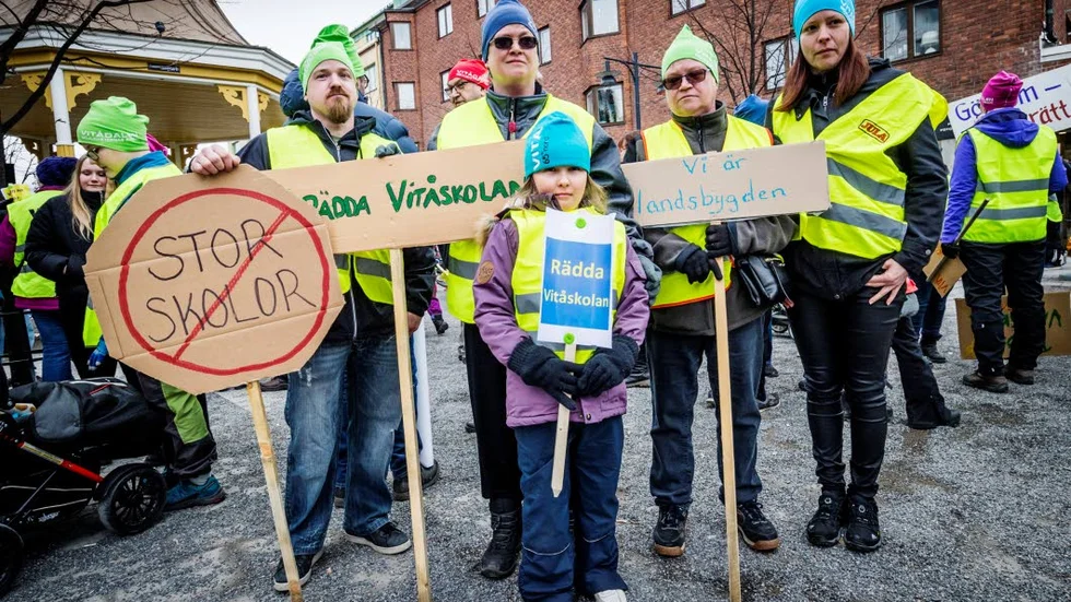 Fredrik Andersson, Anna Eriksson, Eva Andersson, Ann-Sofi och Alva Lundenor var på plats i Luleå den åttonde april i år för att protestera mot skolnedläggningar i kommunen. Vänsterpartiets Bertil Bartholdsson menar att tilltron till det demokratiska systemet försvagats bland annat genom förslaget om Framtidens skola som gick för fort till beslut enligt honom.