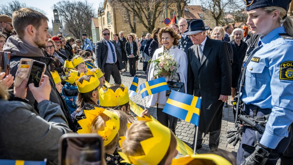 Täta åskådarled när kungaparet besökte Karlskrona i samband med firandet av kungens 50 år på tronen. På torsdag kommer de till Uppsala. 